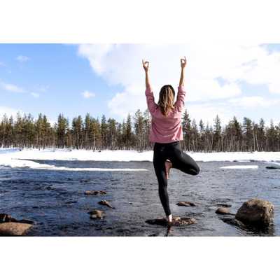 Kaipaatko irtiottoa arjesta? Haluasitko tulla huoltamaan kehoa ja mieltä Lapin sydämeen? 💜
Lämpimästi tervetuloa Hyvinvointilomalle Ivaloon joulukuussa!
Joogaa & Mindfulnessia kokeneen ohjaajan johdolla.
Omaa aikaa ja rentoutumista.
Kävelyä ja lumikenkäilyä upeissa tunturimaisemissa Saariselällä sekä metsäretkellä Inarin Tuulisjärvellä. Retkilounaat maistuvat avotulella.
Saunomista ja mahdollisuus pulahtaa avantoon.
Majoitus Xwanderin viihtyisissä asunnoissa Ivalon kylällä.
Et tarvitse aiempaa kokemusta joogasta, harjoitukset sopivat kaikille ja räätälöidään osallistujien tason mukaan. Tervetuloa mukaan! 🙏🏼
Lisätietoja : https://xwander.fi/fi/talvinen-hyvinvointiloma-ivalo #jooga #joogasuomi #lappi #mindfulness #hyvinvointi #visitfinland #retriitti #meditaatio #tasapaino #omavoima #luonnonrauha #joogajokapäivä #ivalo #palautuminen #hyväolo #matkustus #stressinhallinta #inari